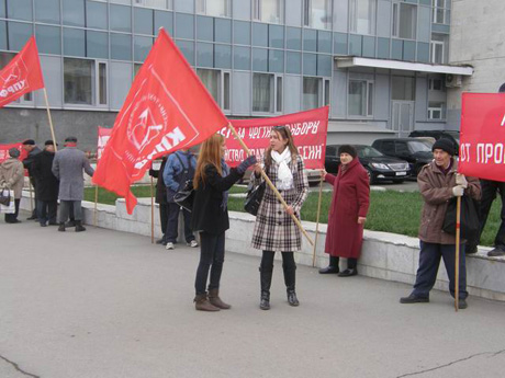 Милиция помогла КПРФ провести пикет в Перми против «Единой России». Митинговали сегодня даже депутаты Госдумы 